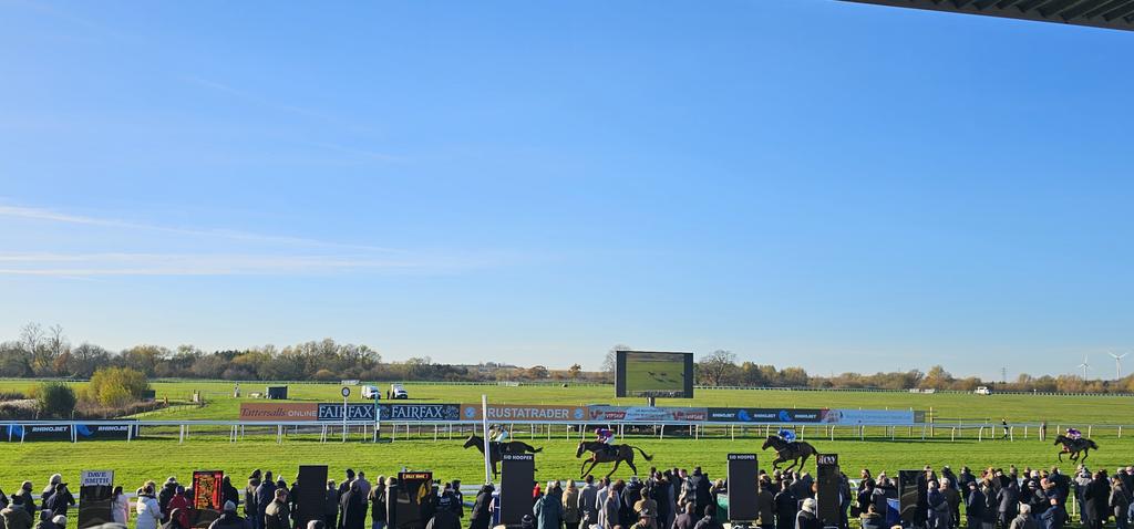Gorgeous day out at #HuntingdonRaces