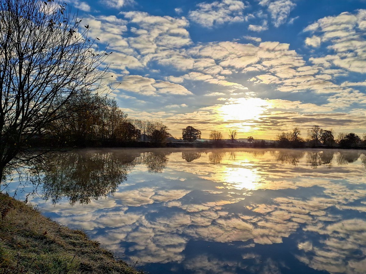 Worth the effort this morning.  What a beautiful sunrise 😍🥰 #TwitterNatureCommunity #TwitterNaturePhotography #canonUKandIE #natures_voice #WinterIsComing #wintersun #Reflection