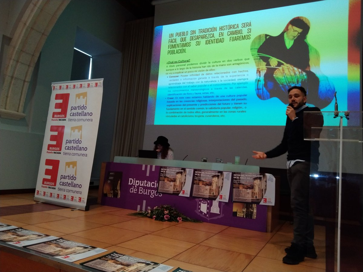 Ahora Diego Hernández alcalde castellanista de La Matilla en Segovia...alcalde de día... pinchadiscos de noche. Nos habla de cultura y sentido de identidad