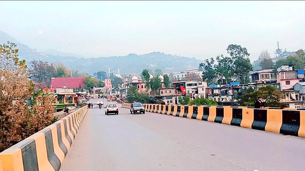 RealBababanaras's tweet image. #FoggyEvening in #Muzaffarabad India 🇮🇳
I will open a five star hotel here post retirement with few of my friends after freeing our land from occupation of Pakistan. 
What will you do ?
Pics Credit : @MughalAmiruddin