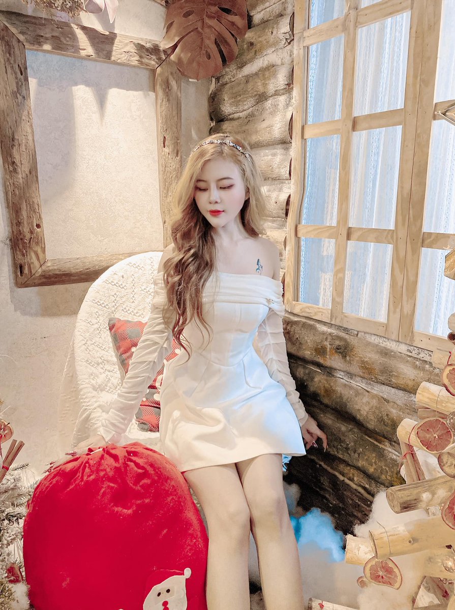 tracy9779's tweet photo. Thời gian thấm thoắt thoi đưa.  Thanh xuân sắp hết , mà chưa có bồ :v https://t.co/TGTGPfAMKj