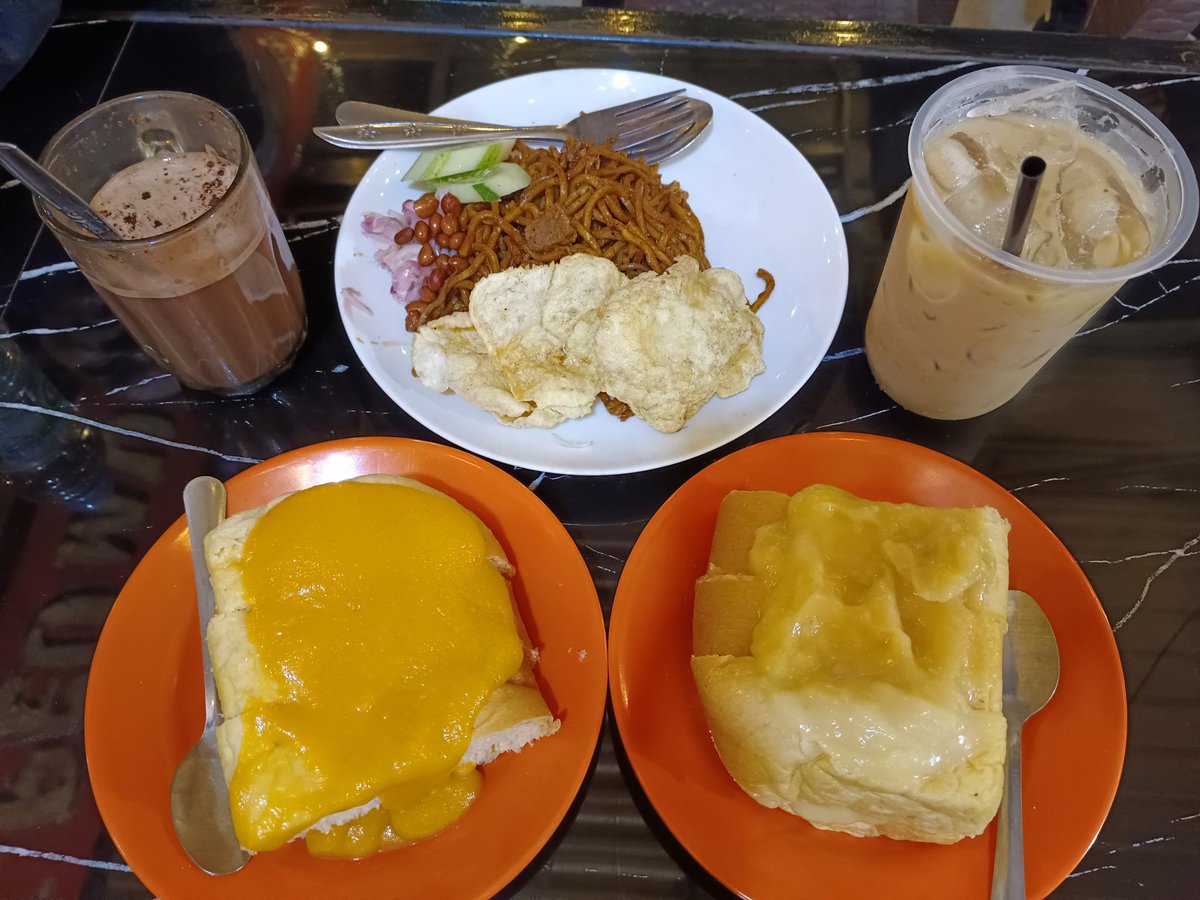 adq's tweet photo. Milo, Mie Aceh Goreng, Sanger Dingin, Roti Srikaya, Roti Durian (sangat rekomen), @ Warung Aceh Bang Ari Tebet, eenak buanget https://t.co/lCQG5MLUB4