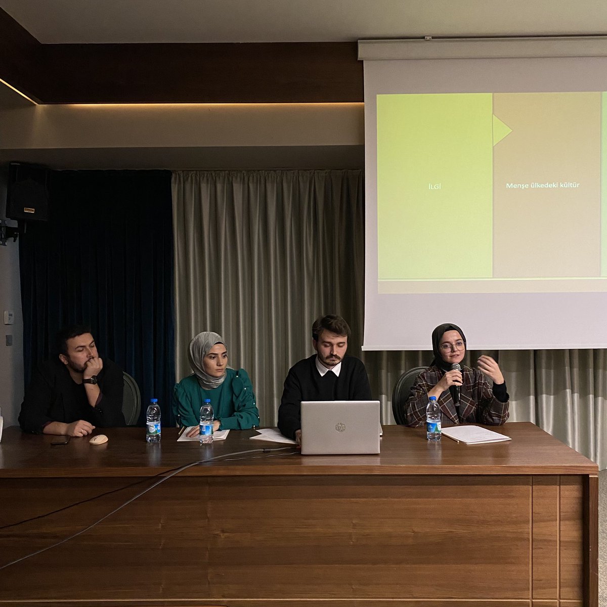 Katılımı Artır Başarıyı Yakala Projesi kapsamında düzenlediğimiz Göçmelerin Sosyal Hayata Katılımı Sempozyumu Ayşenur Kurt’un “Türkiye’deki Göçmenlerin Siyasal Katılım Davranışlarına Etki Eden Faktörler” başlıklı sunumu ile devam ediyor.

<a href="/Goc_Vakfi/">Göç Araştırmaları Vakfı</a> <a href="/ulusalajans/">Türkiye Ulusal Ajansı 🇹🇷 Turkish NA</a> <a href="/ABBaskanligi/">T.C. Dışişleri Bakanlığı Avrupa Birliği Başkanlığı</a>