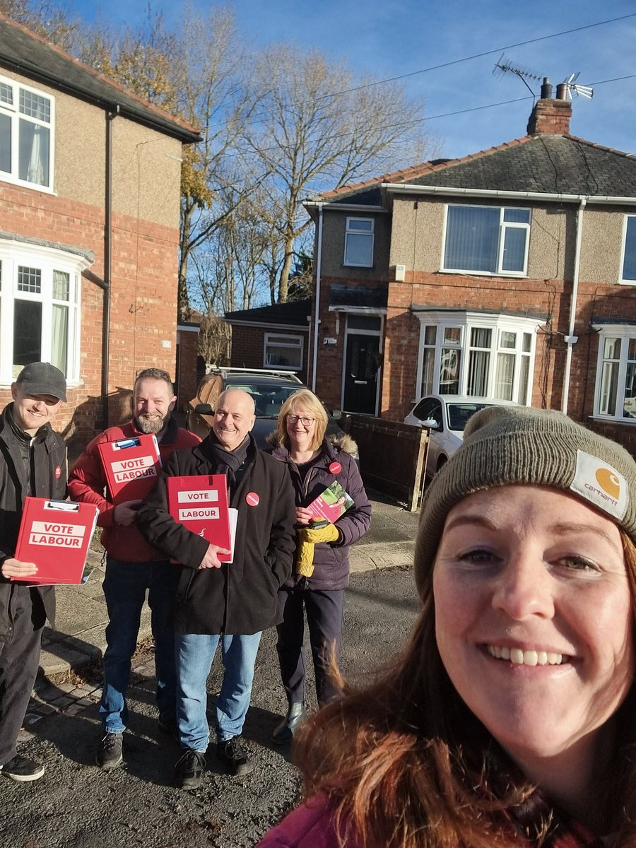 📢❤️🌹Great ☀️ Sunny 🌹morning on the #darlodoorstep (Don't think my hat is doing me any favours but needs must! 🥶)