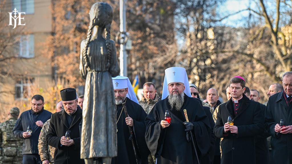 Epifaniy's tweet photo. Минуло 90 років з часів Голодомору-геноциду, під час якого радянський тоталітарний режим намагався знищити саме українство як явище. 

Нині, у цю трагічну річницю, його ідейні та ідеологічні послідовники намагаються завершити почате за допомогою дронів і ракет.

Та попри нічну атаку та безсонну ніч у Києві, сьогодні спільно з представниками Всеукраїнської Ради Церков і релігійних організацій у Свято-Успенській Києво-Печерській Лаврі піднесли молитви за жертв штучних масових голодів в Україні.

З Божою допомогою та заступництвом ми виженемо ворога з української землі та відновимо справедливий мир. 

Молімося сьогодні за душі невинно закатованих радянським терором!