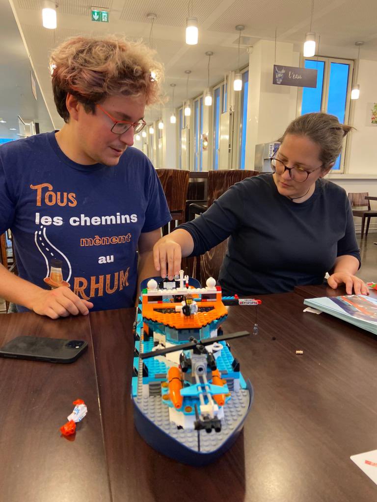 Notre manip « Comment scanner la croûte terrestre ? » est presque prête pour  « L’année de la physique » 🤩 La semaine dernière on à terminé d’assembler notre navire scientifique ⛴️ Merci beaucoup @elodie_lebas, Antoine, Simon et Jean-Guillaume 🤩 #AnnéePhysique