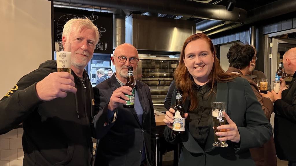 HOOP's Gemeentepils voor 50 jaar Zaanstad 🎥 📸 - De Orkaan deorkaan.nl/hoops-gemeente… via @deorkaan <a href="/BrouwerijHoop/">Brouwerij Hoop</a> <a href="/RosaMenno/">Menn⭕️ de Haas</a> <a href="/bullekerk/">CultureelCentrumBullekerk</a> <a href="/stephanieonclin/">Stephanie Onclin VVD</a>