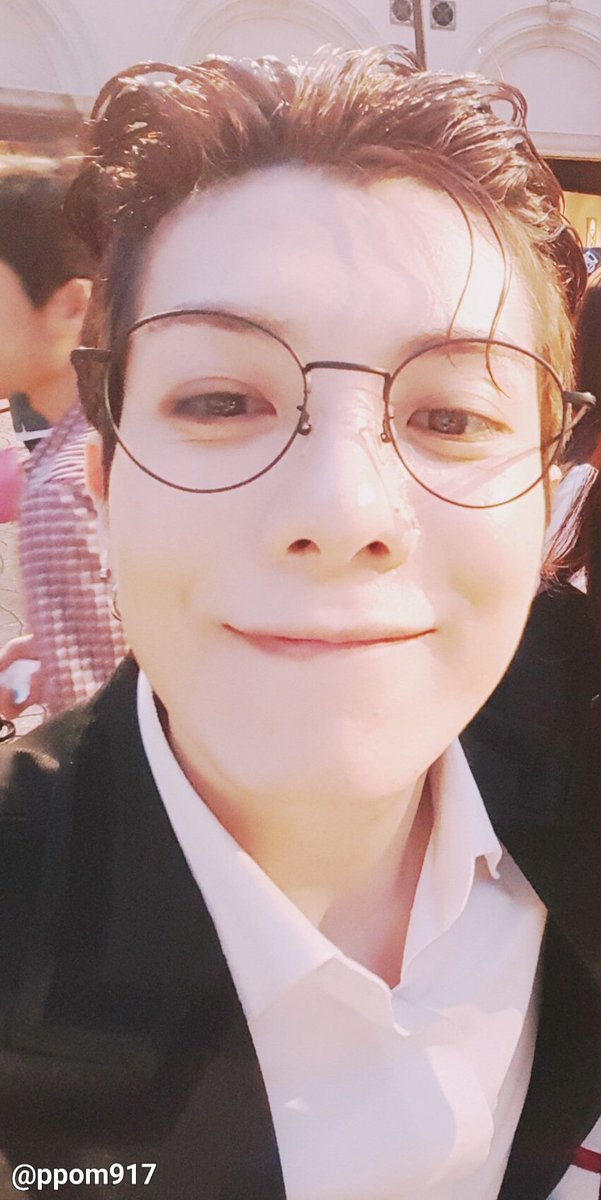 ppom917's tweet photo. 이날도 안경 썼는데 흔들린 건 안경이 안 나왔네. 되게 포뇨 같이 나왔다🫳🏻🫳🏻🫳🏻 https://t.co/vPyaukBcQV