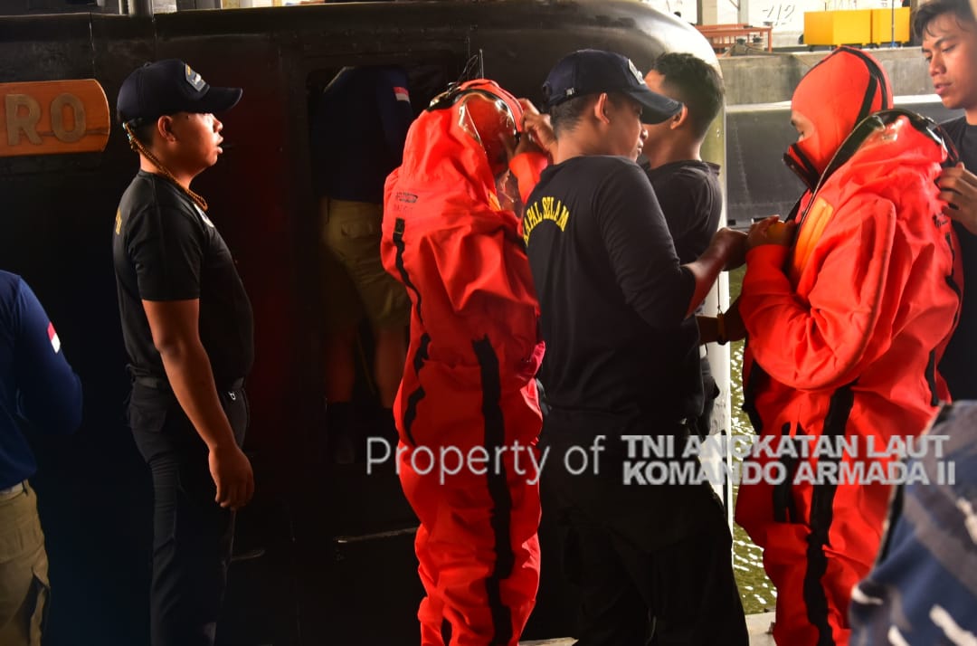 #SubSaturday:

Indonesian Navy #TNIAL submariners recently carried out an emergency evacuation exercise

📸TNI AL / 2nd Fleet Command