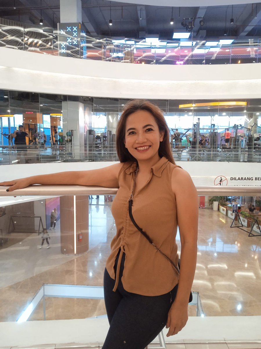 Thank you sayangku <a href="/wongAyoe2021/">Den Ayoe Nyimas</a> sudah di temani nyapu ngepel seharian sampai kinclong lantai dan kacanya (abaikan photoku yg gemuk) fokus ke lantainya🤣🤣