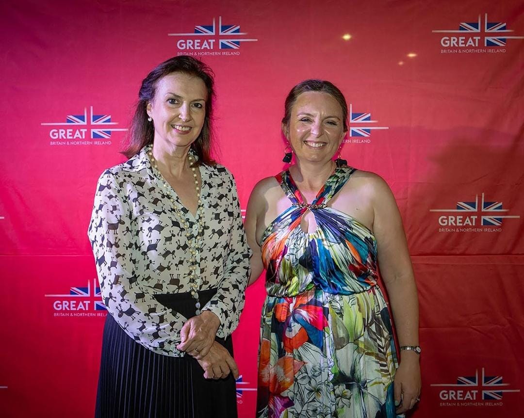 JulianKot's tweet photo. Anoche, Diana Mondino, futura canciller del gobierno cipayo y vendepatria de los libertarios, con rebosante algarabía posa para la foto en la embajada de los piratas en el festejo del rey Carlos.
#LasMalvinasSonArgentinas
#PatriaSI #ColoniaNO https://t.co/A6N306fPUJ