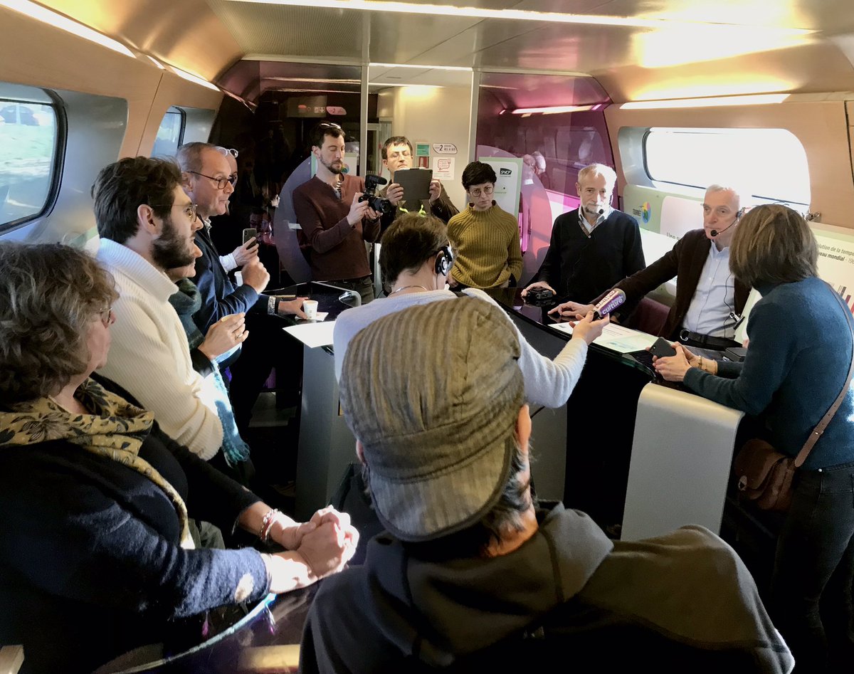 tourneeclimbio's tweet photo. 🚆 Serge Planton et @JouzelJean échangent #climat avec les voyageurs du train Paris-Brest. Nos scientifiques profitent de leur trajet vers la #tourneeclimbio pour aller à votre rencontre. Avec @SNCFVoyageurs et @TGVINOUI.

📻 A écouter dans la matinale de @franceculture mercredi. https://t.co/zUacDRpPly
