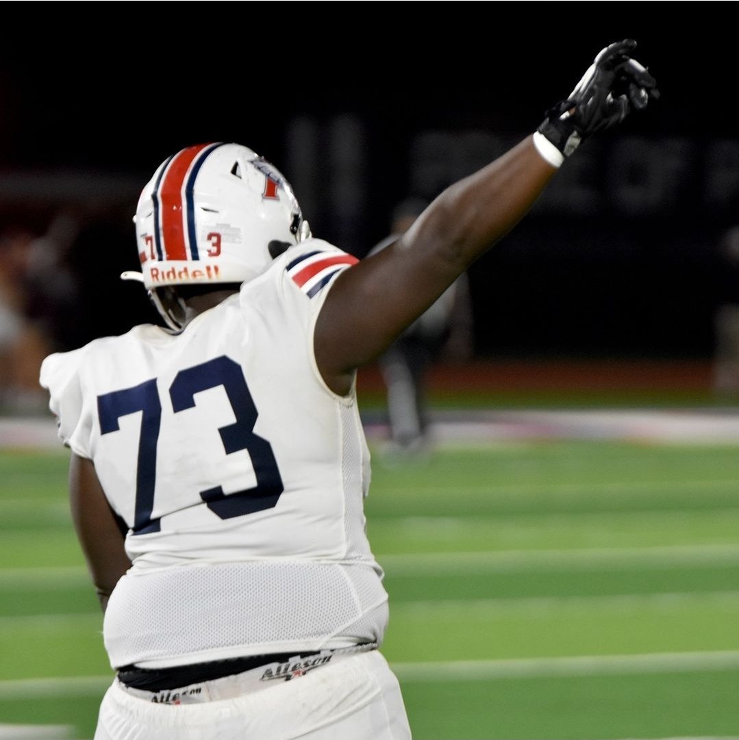 Monique70394454's tweet image. On to Round 4!!! Great game @byrd_demonte last night against Lamar High School
#OL #leftguard #rightguard