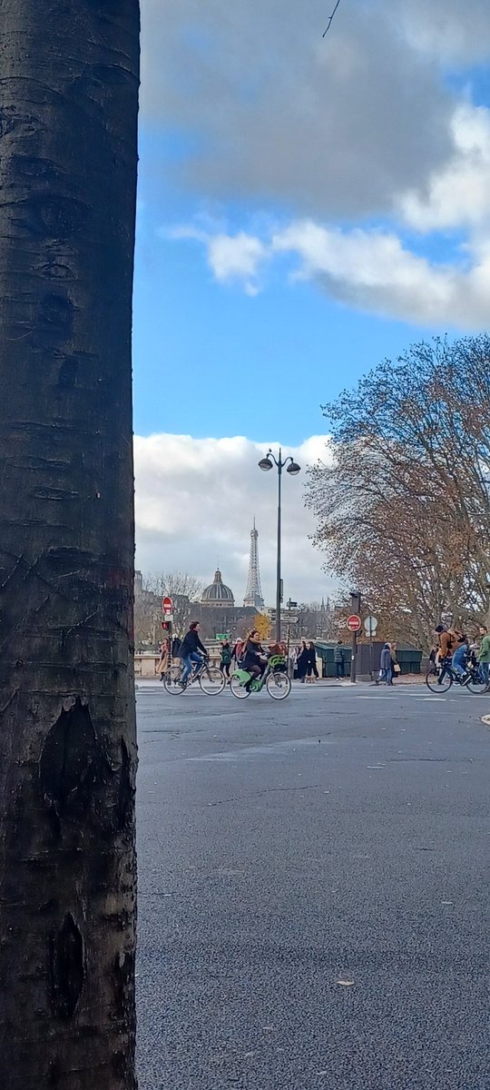 smorrison3's tweet image. Afternoon pitstop at a fantastic cafe and of course a look at the Eiffel Tower in the distance. 
#ParisCafe #EiffelTowerView