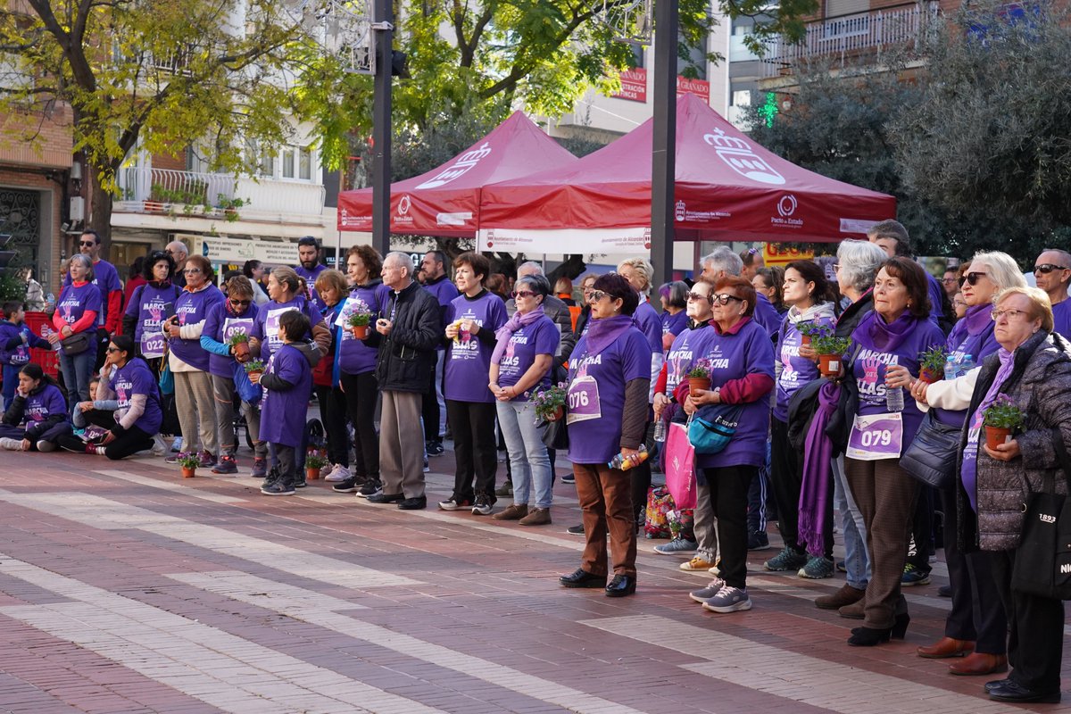 💜La ciudadanía ha teñido de violeta parques y calles de #Alcorcón en el Día Internacional de la eliminación de la violencia contra la Mujer #25N2023

¡🛑🤚🏽 Violencia de género!
<a href="/FeminismoAlcorc/">Concejalía de Feminismo, Participación y Mayores</a>
#MarchaParaEllas

#NoEstasSola 
#NiUnaMenos