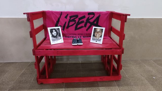 La foto di #GiuliaCecchettin e quella di #ElisaClaps sulla panchina rossa al Presidio Legalità di Libera a #Potenza. Gildo: "Straordinaria empatia con mia famiglia e  consapevolezza che quanto accaduto non ha riguardato solo mia sorella".

#chilhavisto→chilhavisto.rai.it/dl/clv/News/Co…