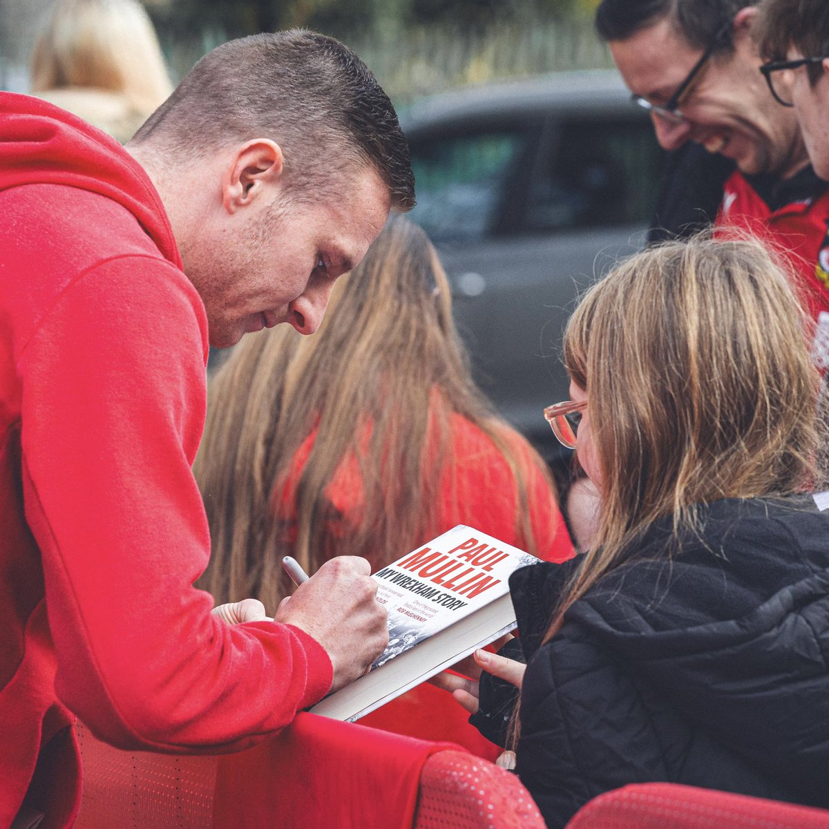 Wrexham_AFC's tweet photo. 📖✍️

🔴⚪️ #WxmAFC https://t.co/2fU5yoIfNl