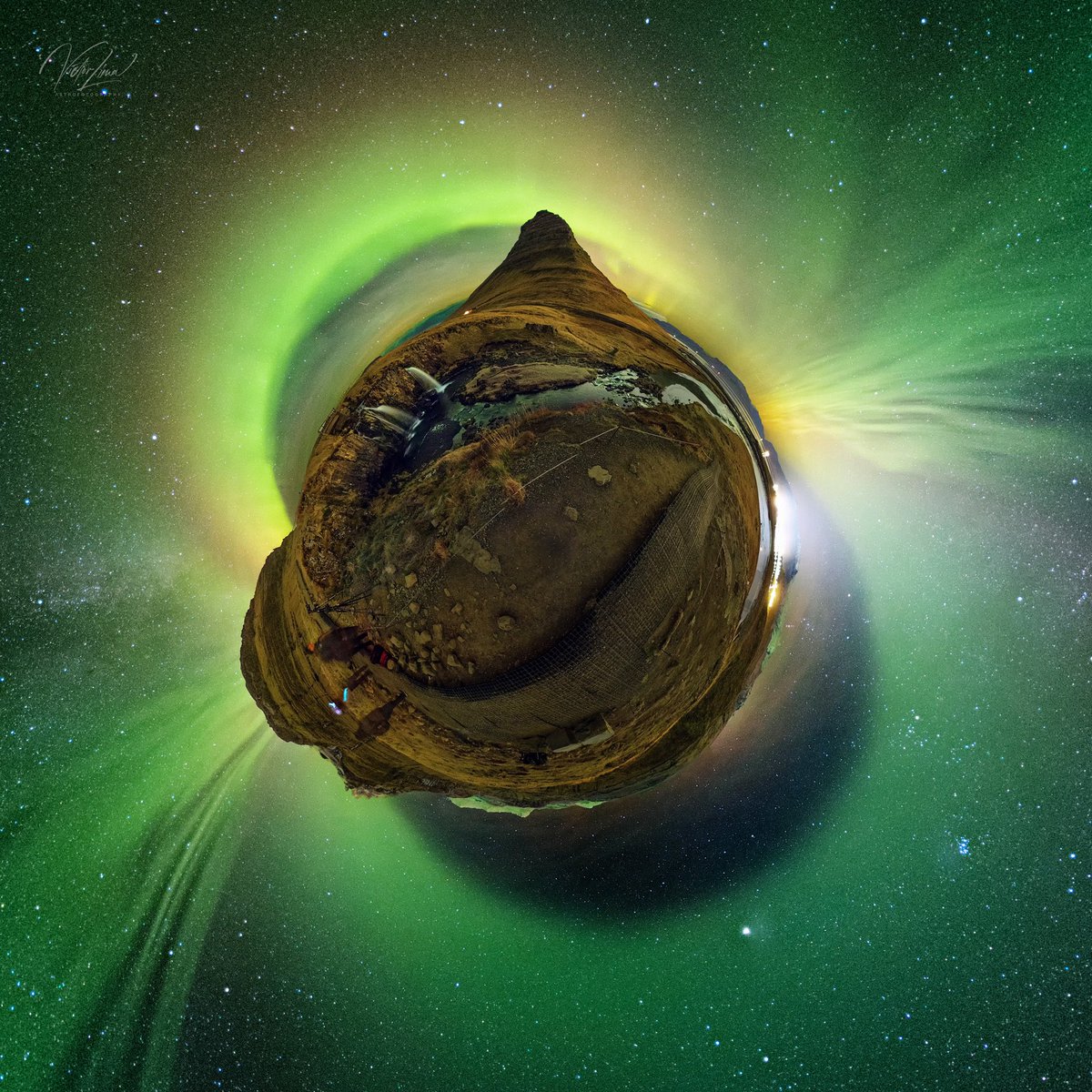 Imagem do dia:

Pequeno Planeta Aurora!

Banhado por uma luz esverdeada peculiar, este pequeno planeta acidentado revela cachoeiras deslumbrantes e uma montanha extraordinariamente alta, que, para nossa familiaridade, é a Terra. 

Na noite de 9 de novembro, uma câmera digital