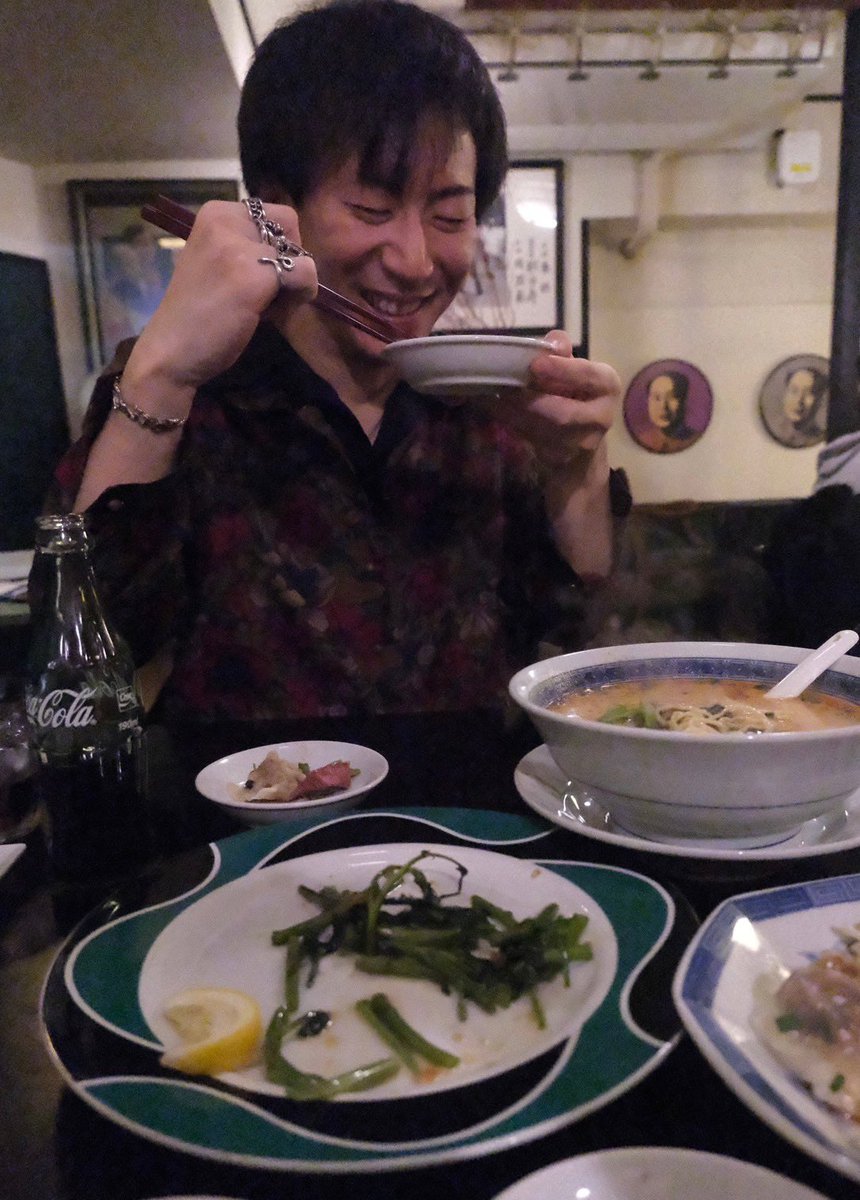 バンド練習後らーめん。今日のごはんはダボクスで大塚にある上海チキンの大塚小閣樓です。豚バラ炒飯や担々麺ほか様々なものを食べたんですがすべておいしくて らーめん以外の食べものうま… となりました。２時間ぐらい 料理がうまい という話しかしてません。どれくらいうまいかは写真４枚目を参照。