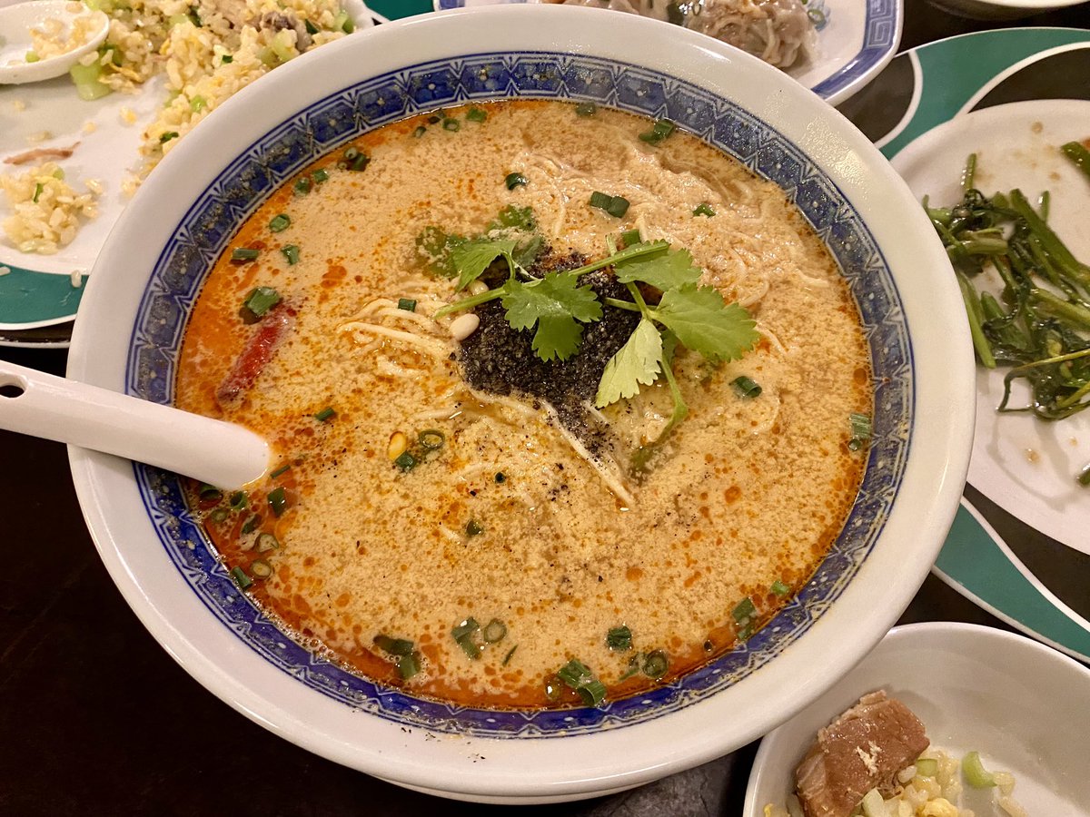 ForgottenBook's tweet photo. バンド練習後らーめん。今日のごはんはダボクスで大塚にある上海チキンの大塚小閣樓です。豚バラ炒飯や担々麺ほか様々なものを食べたんですがすべておいしくて らーめん以外の食べものうま… となりました。２時間ぐらい 料理がうまい という話しかしてません。どれくらいうまいかは写真４枚目を参照。 https://t.co/l8yG1IoUbe