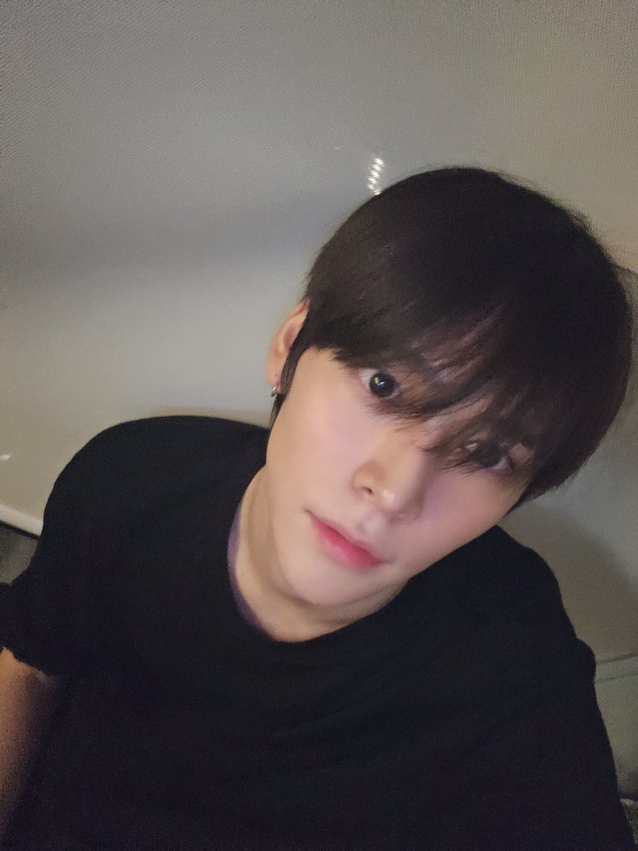 บอกแล้วใช่มั้ยว่าอย่าใส่เสื้อดำ มันจะหล่อ🙁