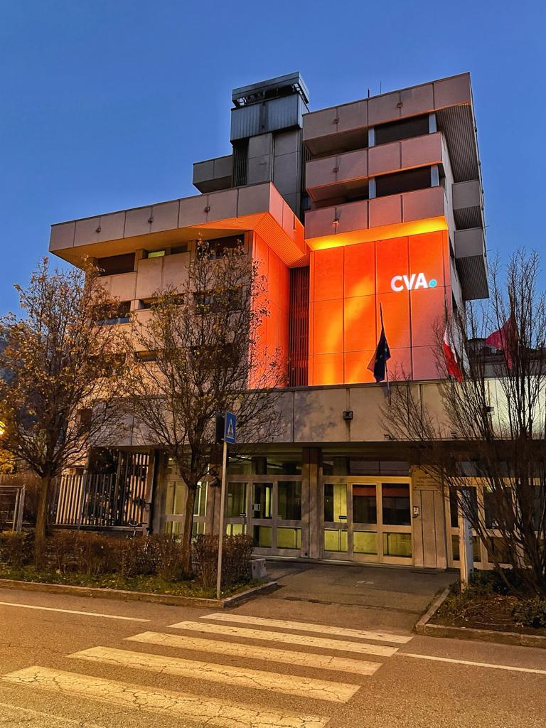 Per la #GiornataInternazionaleControLaViolenzaSulleDonne illuminiamo di arancione la <a href="/QuesturadiAosta/">Questura di Aosta</a> aderendo all’iniziativa #OrangeTheWorld per sensibilizzare l’opinione pubblica sulla necessità di contrastare questo fenomeno, tragicamente sempre più di attualità.