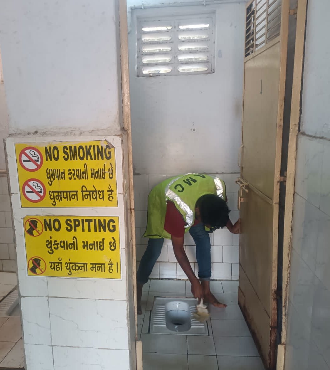DyMCEast's tweet photo. Intensive cleaning of all PT/CTs at East Zone of AMC under #SwachhataHiSeva campaign.

#CleanGujarat 
#SwachhAmdabad 
#SBM2023
#SwachhAmdabad https://t.co/MOhTz4RxQf