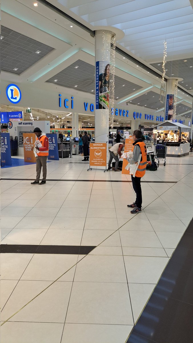 9H15 Abdallah et Jean-Philippe sont à  la manœuvre pour la distribution de flyers !
