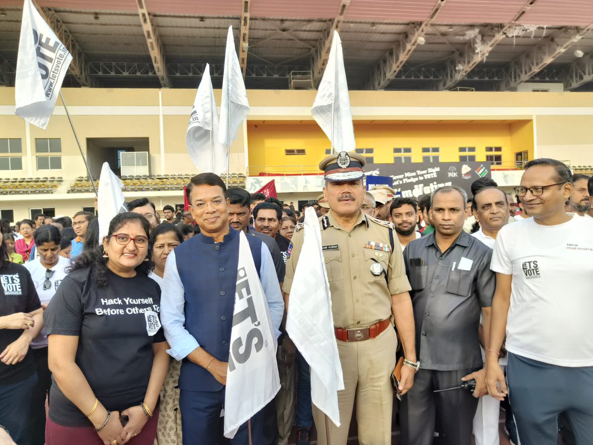 CEO_Telangana's tweet photo. CEO Telangana participated in 5k walk along with IT and Corporate professionals, students by groups Let's Vote, HYSEA, TASK etc.
Telangana Assembly Polling day 30-Nov.2023
#CEOTelangana #ecispokesperson #ECISVEEP #ECI #TelanganaElections2023 
@ECISVEEP  @SpokespersonECI https://t.co/bXtPkjQ6Sh