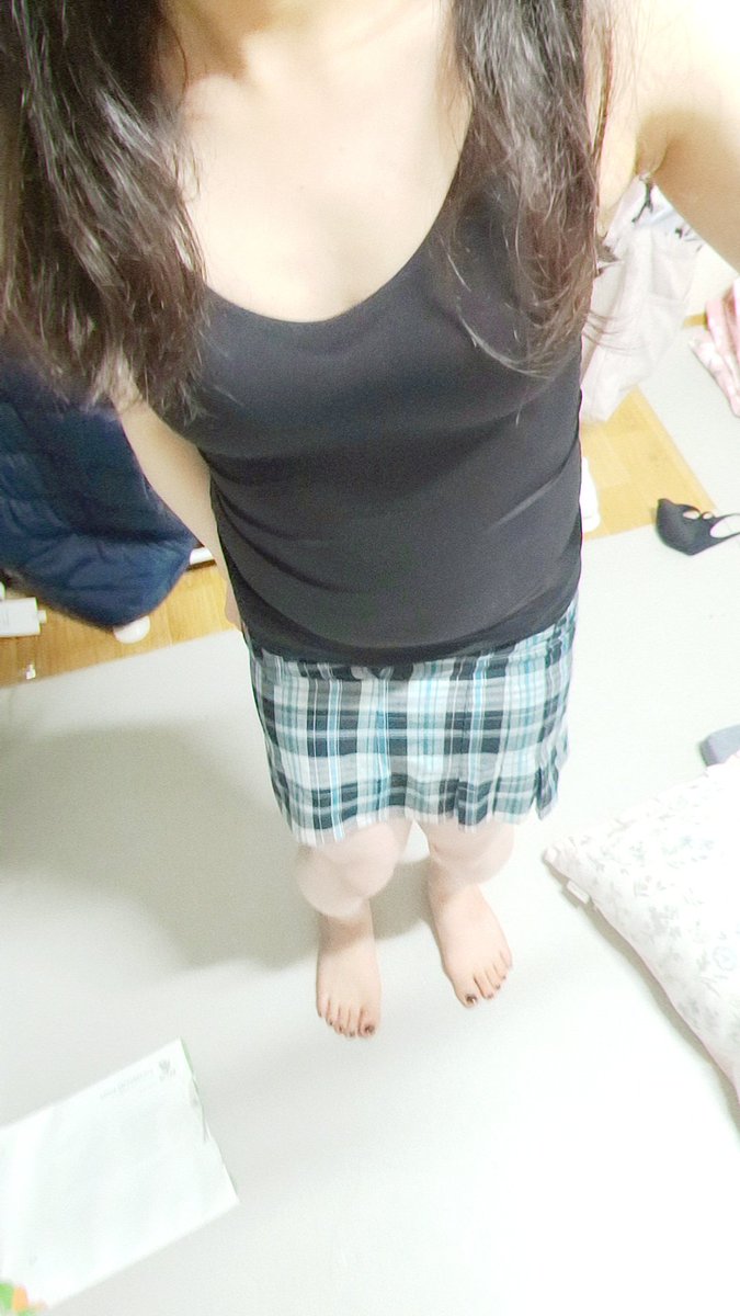 간만에 중학교때 교복 치마입어봐써용~><어떤지 댓 달아줘용 ㅎ❤❤❤