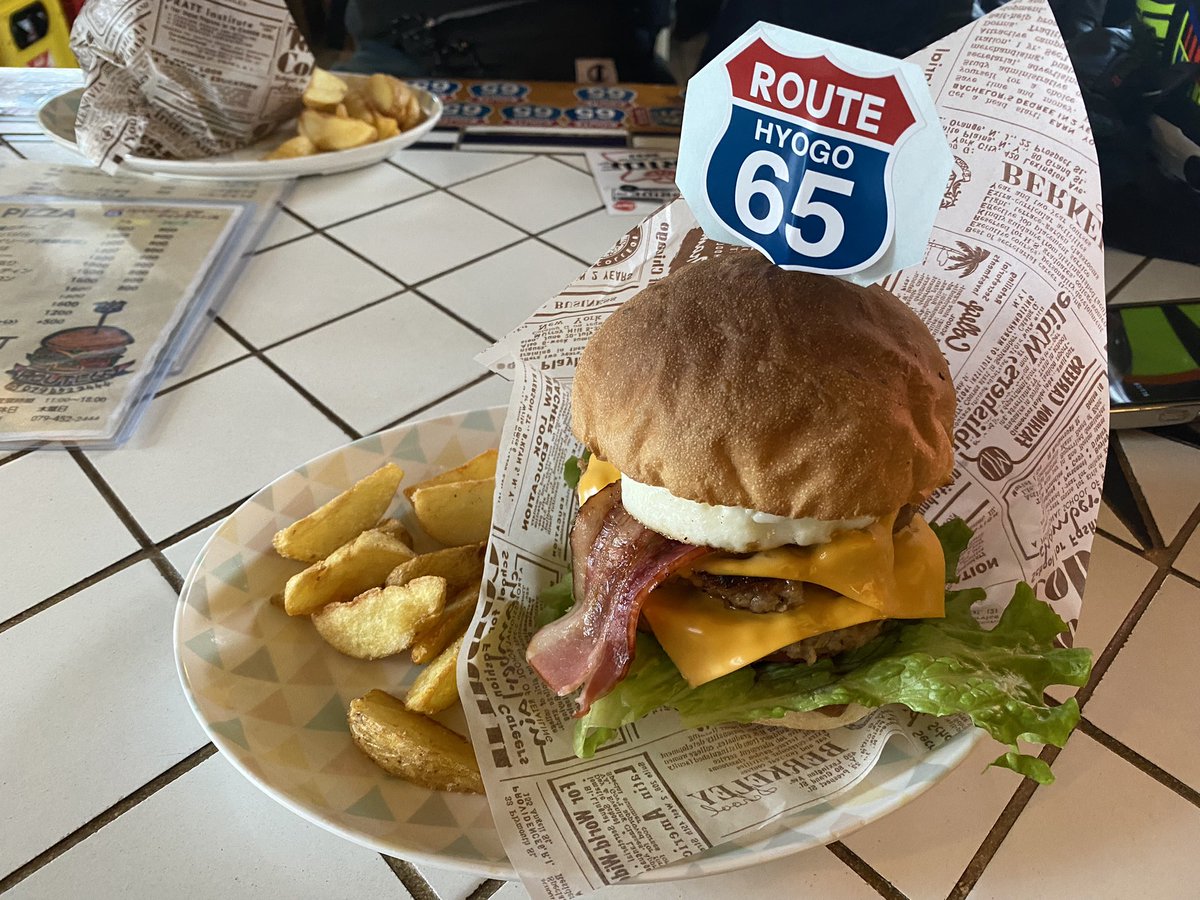 hiro3_xr250's tweet image. 今日は先日買ったインカム兼ドラレコと冬用グローブのお試しショートツーリングに…仲間と🏍

そしてバイク乗りが集まるハンバーガー屋さん｢Route65｣へ

めちゃ美味しかったぁ🍔
そしてマスターもバイク！オフ車乗りでめちゃ話し込んでしまった(笑)
 #Route65
 #ハンバーガー 
 #オフ車