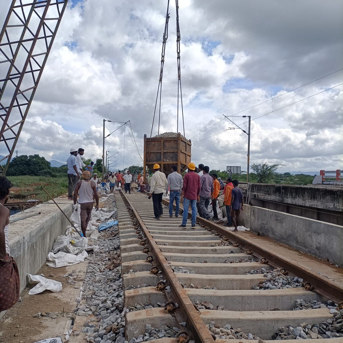 SCRailwayIndia's tweet photo. #SCRInfraUpdates 
Replacement of the Exg. Steel girders of 3X12.20 M Spans with PSC.Slabs on Bridge. No.256 UP line, Guntakal Division completed including OHE within the  Permitted block of 6 Hours time https://t.co/HJgXOzer9S