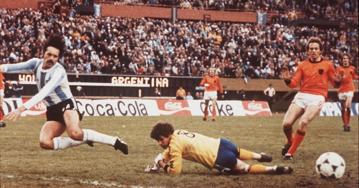 voltasport's tweet photo. 🏴 JAN JONGBLOED, EL PORTERO NEERLANDÉS QUE LUCÍA EL DORSAL 8 Y SIN GUANTES EN LOS MUNDIALES DE 1974 Y 1978, FALLECIDO ESTE MES DE AGOSTO, CUMPLIRIA 83 AÑOS #Jongbloed https://t.co/0kZg60pih8