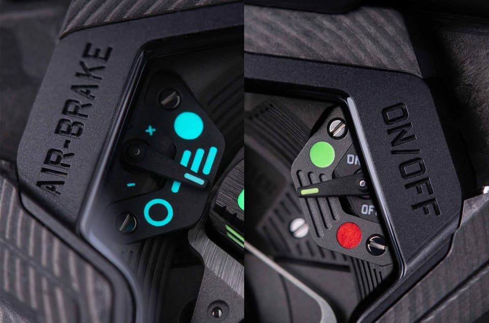 SwissWatch_JP's tweet photo. 新興時計ブランドURWERK　新作UR-230 "Eagle"
ケース素材にカーボン素材を採用し、クールでユニークなブラックの外観を実現。 最大の特徴のDLCチタニウム可動式カバーを持ち上げればーブメントの全貌と時計コンディションを調整するスイッチがあり、個性が際立ちます。
https://t.co/5AqMYvKQBQ https://t.co/fBGiJcCA3z