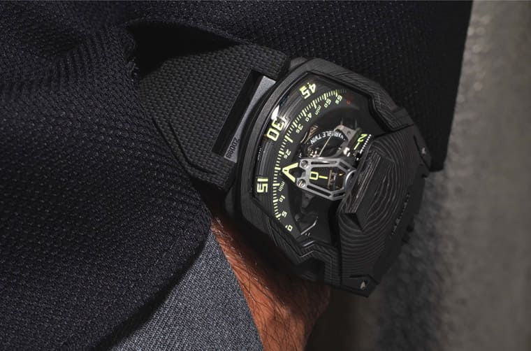 SwissWatch_JP's tweet photo. 新興時計ブランドURWERK　新作UR-230 "Eagle"
ケース素材にカーボン素材を採用し、クールでユニークなブラックの外観を実現。 最大の特徴のDLCチタニウム可動式カバーを持ち上げればーブメントの全貌と時計コンディションを調整するスイッチがあり、個性が際立ちます。
https://t.co/5AqMYvKQBQ https://t.co/fBGiJcCA3z