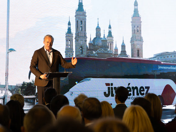 Jorge_Azcon's tweet photo. 🔵 🚌 
Mis felicitaciones a ⁦@jimenezmov⁩, una empresa familiar nacida en Arnedo que ha cumplido 140 años y que es todo un referente del transporte nacional.
Anoche mostró su gran capacidad y futuro en una fantástica inauguración de sus nuevas instalaciones en Malpica. https://t.co/x9ZXfHy54i