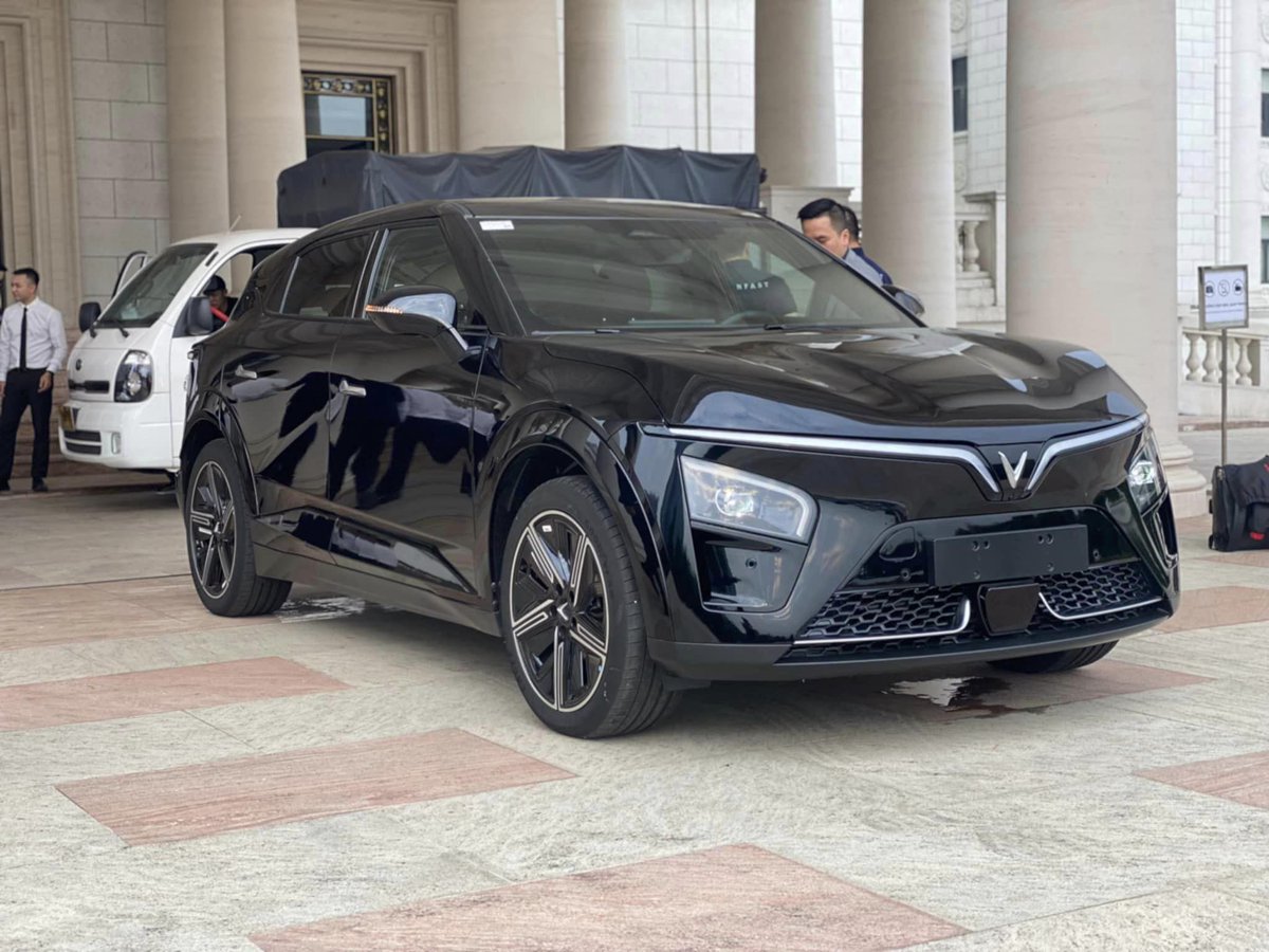 The_Do_1629's tweet photo. Detailed images of VinFast VF 7 black Plus version!!!
#VF7
#Vinfast
#ElectricVehicles https://t.co/syzJVyutXy