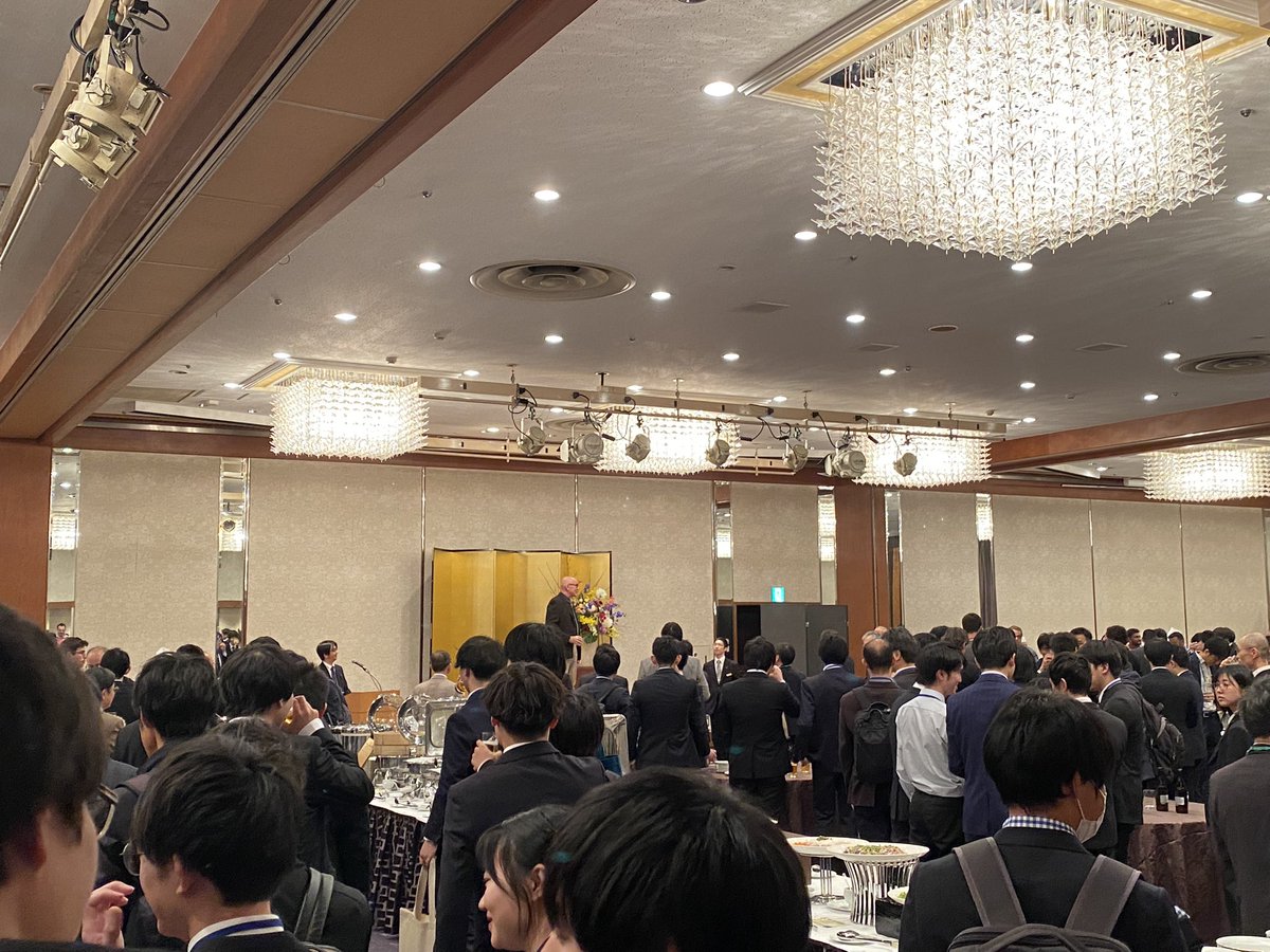 先週は、リーガロイヤル京都にて開催された国際会議IKCOC-15に参加しました。

火水木と多数の講演とポスター発表が行われました。
当研究グループからもM2 3名、M1 1名がポスター発表しました。
お疲れ様でした！！

私は、超分子化学で世界的に有名な先生と一緒に写真を撮ることができ、満足…