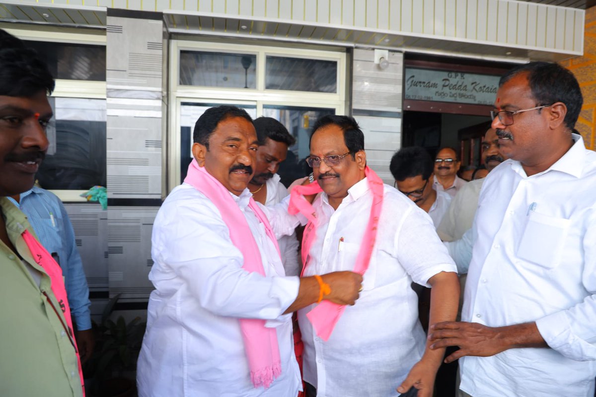 SandraMLA's tweet photo. కల్లూరు మండల బీఆర్ఎస్ లోకి భారీ చేరికలు
కాంగ్రెస్ బీజేపీ నుండి బీఆర్ఎస్ లో చేరిన నేతలు,కార్యకర్తలు
పదేండ్ల ప్రగతిని చూసి చేరామన్న నేతలు..కార్యకర్తలు
వీళ్లందరికి గులాబీ కండువా కప్పి పార్టీలోకి ఆహ్వానించిన సండ్ర వెంకట వీరయ్య గారు
#KCROnceAgain
#SandraOnceAgain
#కారుగుర్తుకేమనఓటు
#VoteForCar
#VoteForSandra
#SandraVenkataVeeraiah
#SandraMLA
#SandraVenkataVeeraiahMLASathupalli
#SathupalliConstituency
#SandraForSathupalli #ManaSathupalli #ManaSandra