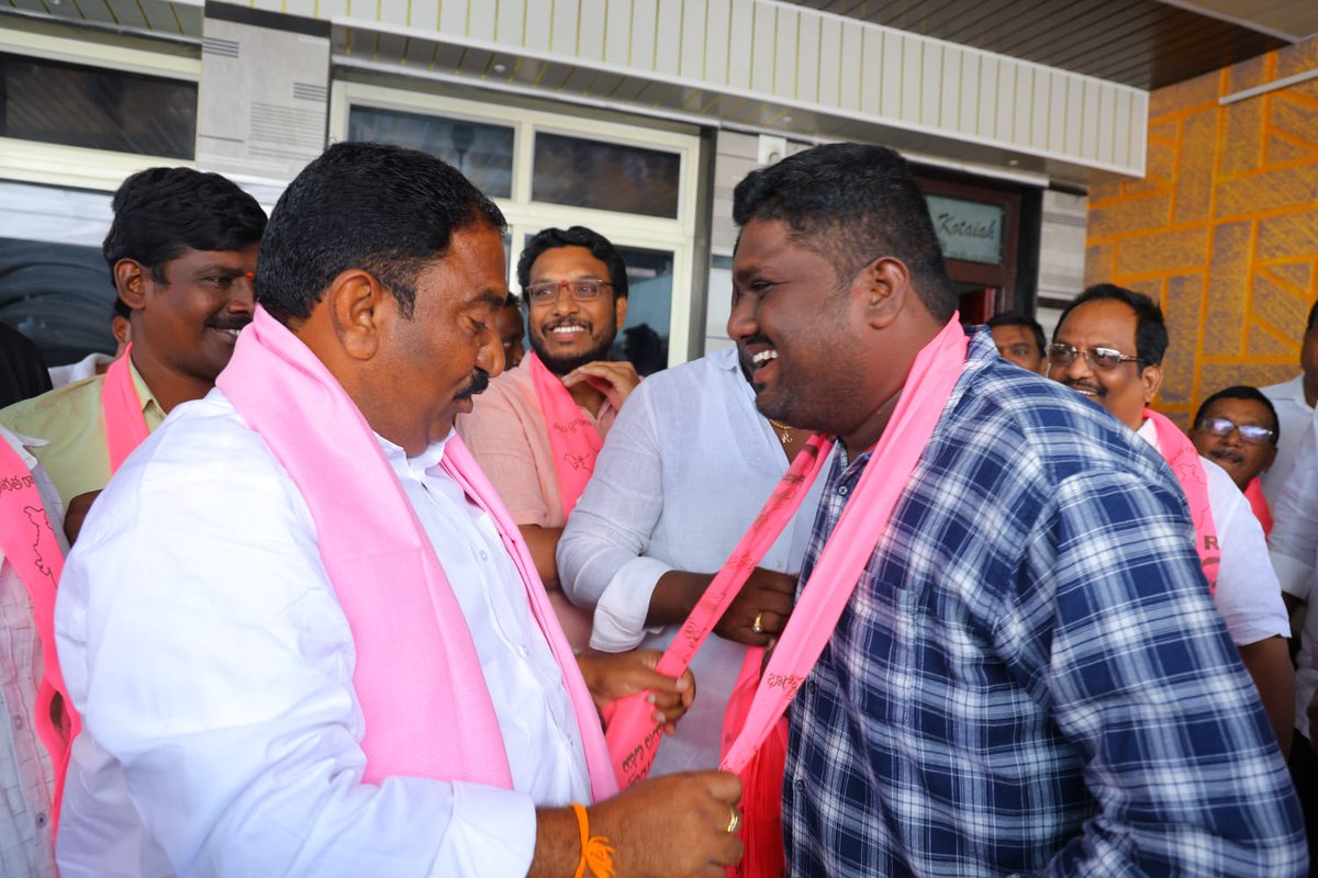 SandraMLA's tweet photo. కల్లూరు మండల బీఆర్ఎస్ లోకి భారీ చేరికలు
కాంగ్రెస్ బీజేపీ నుండి బీఆర్ఎస్ లో చేరిన నేతలు,కార్యకర్తలు
పదేండ్ల ప్రగతిని చూసి చేరామన్న నేతలు..కార్యకర్తలు
వీళ్లందరికి గులాబీ కండువా కప్పి పార్టీలోకి ఆహ్వానించిన సండ్ర వెంకట వీరయ్య గారు
#KCROnceAgain
#SandraOnceAgain
#కారుగుర్తుకేమనఓటు
#VoteForCar
#VoteForSandra
#SandraVenkataVeeraiah
#SandraMLA
#SandraVenkataVeeraiahMLASathupalli
#SathupalliConstituency
#SandraForSathupalli #ManaSathupalli #ManaSandra
