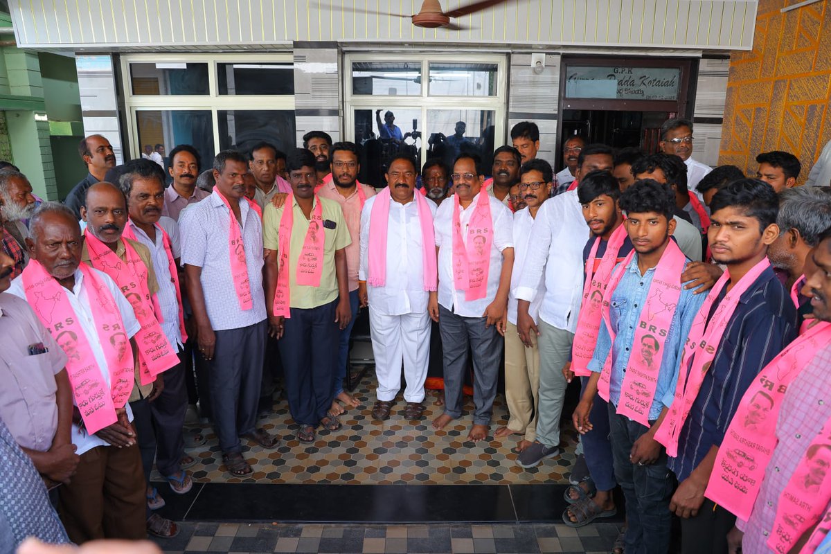 SandraMLA's tweet photo. కల్లూరు మండల బీఆర్ఎస్ లోకి భారీ చేరికలు
కాంగ్రెస్ బీజేపీ నుండి బీఆర్ఎస్ లో చేరిన నేతలు,కార్యకర్తలు
పదేండ్ల ప్రగతిని చూసి చేరామన్న నేతలు..కార్యకర్తలు
వీళ్లందరికి గులాబీ కండువా కప్పి పార్టీలోకి ఆహ్వానించిన సండ్ర వెంకట వీరయ్య గారు
#KCROnceAgain
#SandraOnceAgain
#కారుగుర్తుకేమనఓటు
#VoteForCar
#VoteForSandra
#SandraVenkataVeeraiah
#SandraMLA
#SandraVenkataVeeraiahMLASathupalli
#SathupalliConstituency
#SandraForSathupalli #ManaSathupalli #ManaSandra