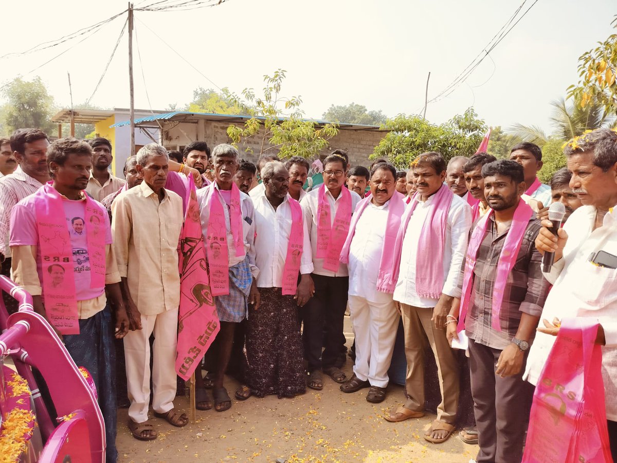 SandraMLA's tweet photo. రంగం బంజర బీఆర్ఎస్ లోకి భారీ చేరికలు
కాంగ్రెస్ టీడీపీ బీజేపీ కి చెందిన నేతలు,కార్యకర్తలు చేరిక
వీరందరికి గులాబీ కండువా కప్పి పార్టీలోకి ఆహ్వానించిన బీఆర్ఎస్ నేత కొండూరి సుధాకర్ గారు
#KCROnceAgain
#SandraOnceAgain
#కారుగుర్తుకేమనఓటు
#VoteForCar
#VoteForSandra
#SandraVenkataVeeraiah
#SandraMLA
#SandraVenkataVeeraiahMLASathupalli
#SathupalliConstituency
#SandraForSathupalli #ManaSathupalli #ManaSandra