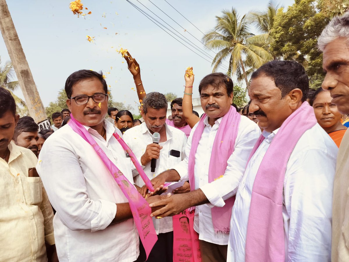 SandraMLA's tweet photo. రంగం బంజర బీఆర్ఎస్ లోకి భారీ చేరికలు
కాంగ్రెస్ టీడీపీ బీజేపీ కి చెందిన నేతలు,కార్యకర్తలు చేరిక
వీరందరికి గులాబీ కండువా కప్పి పార్టీలోకి ఆహ్వానించిన బీఆర్ఎస్ నేత కొండూరి సుధాకర్ గారు
#KCROnceAgain
#SandraOnceAgain
#కారుగుర్తుకేమనఓటు
#VoteForCar
#VoteForSandra
#SandraVenkataVeeraiah
#SandraMLA
#SandraVenkataVeeraiahMLASathupalli
#SathupalliConstituency
#SandraForSathupalli #ManaSathupalli #ManaSandra
