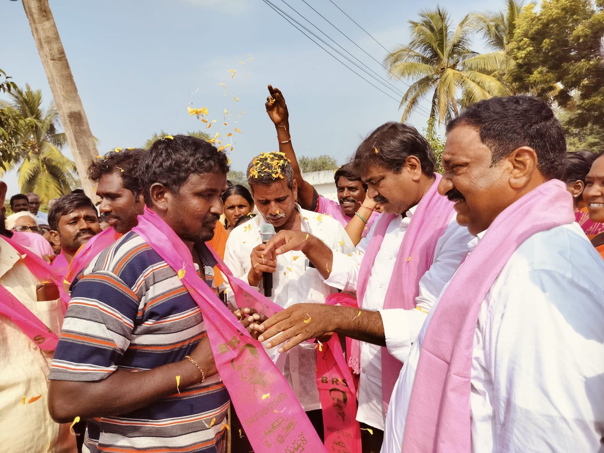 SandraMLA's tweet photo. రంగం బంజర బీఆర్ఎస్ లోకి భారీ చేరికలు
కాంగ్రెస్ టీడీపీ బీజేపీ కి చెందిన నేతలు,కార్యకర్తలు చేరిక
వీరందరికి గులాబీ కండువా కప్పి పార్టీలోకి ఆహ్వానించిన బీఆర్ఎస్ నేత కొండూరి సుధాకర్ గారు
#KCROnceAgain
#SandraOnceAgain
#కారుగుర్తుకేమనఓటు
#VoteForCar
#VoteForSandra
#SandraVenkataVeeraiah
#SandraMLA
#SandraVenkataVeeraiahMLASathupalli
#SathupalliConstituency
#SandraForSathupalli #ManaSathupalli #ManaSandra