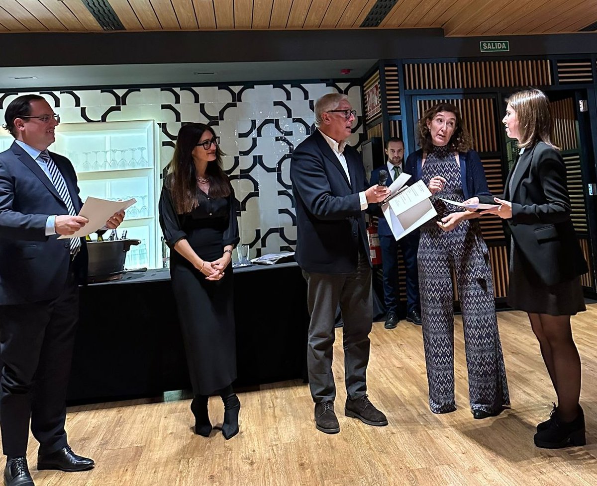 ReumaHURS's tweet photo. 🏅La investigadora Sagrario Corrales obtiene el premio a la mejor comunicación oral en el XVIII Congreso Andaluz de Reumatología 🏅 @HUReinaSofia @IMIBIC https://t.co/jAJgfbNGq0