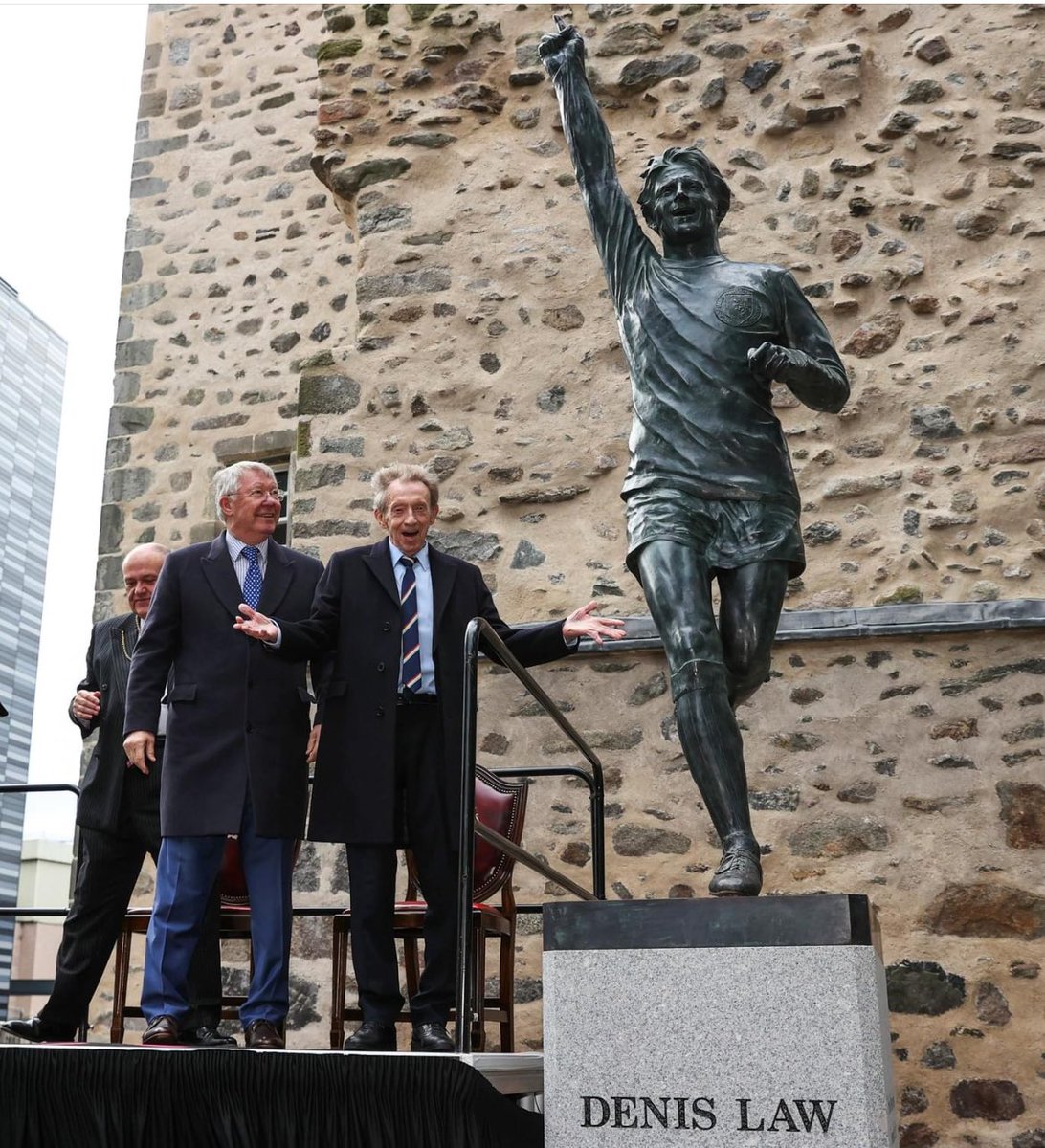 Sir Alex with Denis at the unveiling of his statue in Aberdeen in 2021.
#UnitedLegends