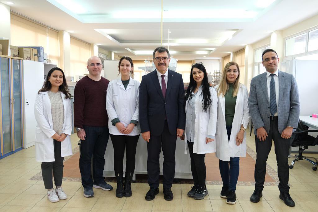 ProfHasanMandal's tweet photo. ✨Ar-Ge ve Yenilik Ekosistemimizdeki Gelişmeleri Yakından Takip Ediyoruz!

Japonya'da gerçekleşen STS Forum'a TÜBİTAK daveti ve desteği ile katılan ve ülkemizi temsil eden genç lider araştırmacımıza verdiğimiz sözü tutarak kendisini ve ekibini Eskişehir'deki laboratuvarında ziyaret ettik.

Ziyaretimizde, @EsoguWeb kampüsünde yer alan Nanoteknoloji ve Enerji Depolama Araştırma Laboratuvarı'nda (NEDAL) yürütülen ve TÜBİTAK tarafından da desteklenen nanomalzeme üretimi, lityum iyon, lityum-sülfür ve sulu Zn-iyon batarya alanlarındaki çalışmaları inceledik.

Enerji depolama ve sürdürülebilir teknolojiler hakkında bilgi aldığımız ziyaretimizde, TÜBİTAK destek programlarına ve projelerine dahil olan araştırmacılarımızın ve bursiyerlerimizin çalışmalarını dinledik.

@Tubitak olarak, #MilliTeknolojiHamlesi'ni kuvvetlendiren tüm çalışmaları destekliyor ve birlikte başaracağımıza inanıyoruz!