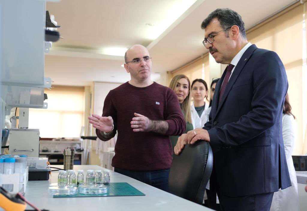 ProfHasanMandal's tweet photo. ✨Ar-Ge ve Yenilik Ekosistemimizdeki Gelişmeleri Yakından Takip Ediyoruz!

Japonya'da gerçekleşen STS Forum'a TÜBİTAK daveti ve desteği ile katılan ve ülkemizi temsil eden genç lider araştırmacımıza verdiğimiz sözü tutarak kendisini ve ekibini Eskişehir'deki laboratuvarında ziyaret ettik.

Ziyaretimizde, @EsoguWeb kampüsünde yer alan Nanoteknoloji ve Enerji Depolama Araştırma Laboratuvarı'nda (NEDAL) yürütülen ve TÜBİTAK tarafından da desteklenen nanomalzeme üretimi, lityum iyon, lityum-sülfür ve sulu Zn-iyon batarya alanlarındaki çalışmaları inceledik.

Enerji depolama ve sürdürülebilir teknolojiler hakkında bilgi aldığımız ziyaretimizde, TÜBİTAK destek programlarına ve projelerine dahil olan araştırmacılarımızın ve bursiyerlerimizin çalışmalarını dinledik.

@Tubitak olarak, #MilliTeknolojiHamlesi'ni kuvvetlendiren tüm çalışmaları destekliyor ve birlikte başaracağımıza inanıyoruz!