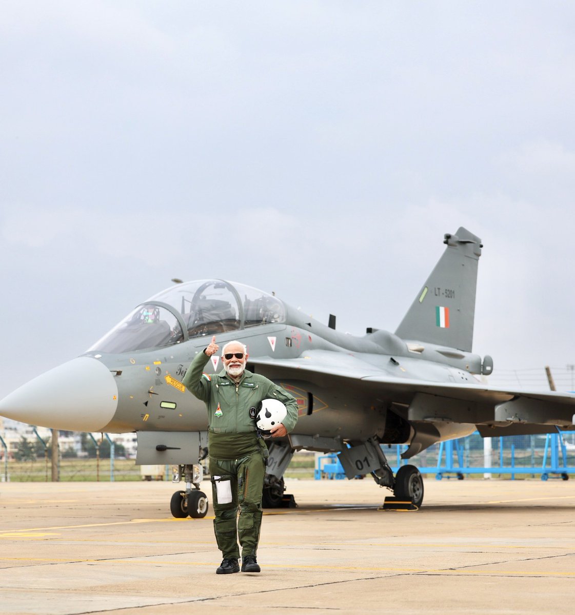 jaggirm's tweet image. #Tejas 
#NarendraMod
#indianairforce
#MakeInIndia
 PM Modi made history today by flying Teja fighter aircraft from Bengaluru .A product of made in India. it is for the he first time that the sitting PM has flown in indigenously built made in India light combat aircraft (LCA)