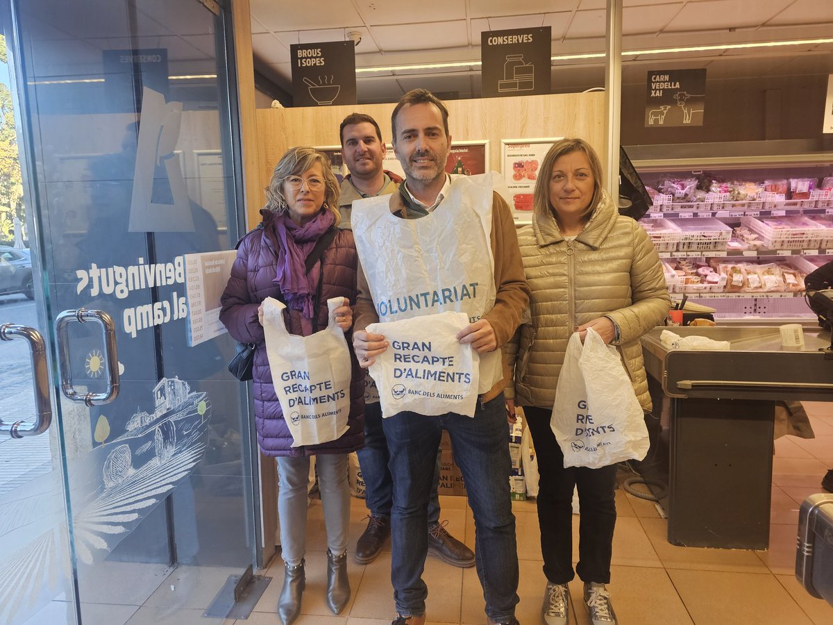 JordiJordanEbre's tweet photo. Comencem el dissabte col•laborant amb el @granrecapte amb recollida d'aliments a #Tortosa.
Aliments prioritaris:
🍚 arròs
🫒🌻 oli
🍝 pasta
🥛 llet

📢 Ajuda’ns! 🤗

#GranRecapte
#Alimentaelqueimporta
#Solidaritat https://t.co/rDRfFH6vGY